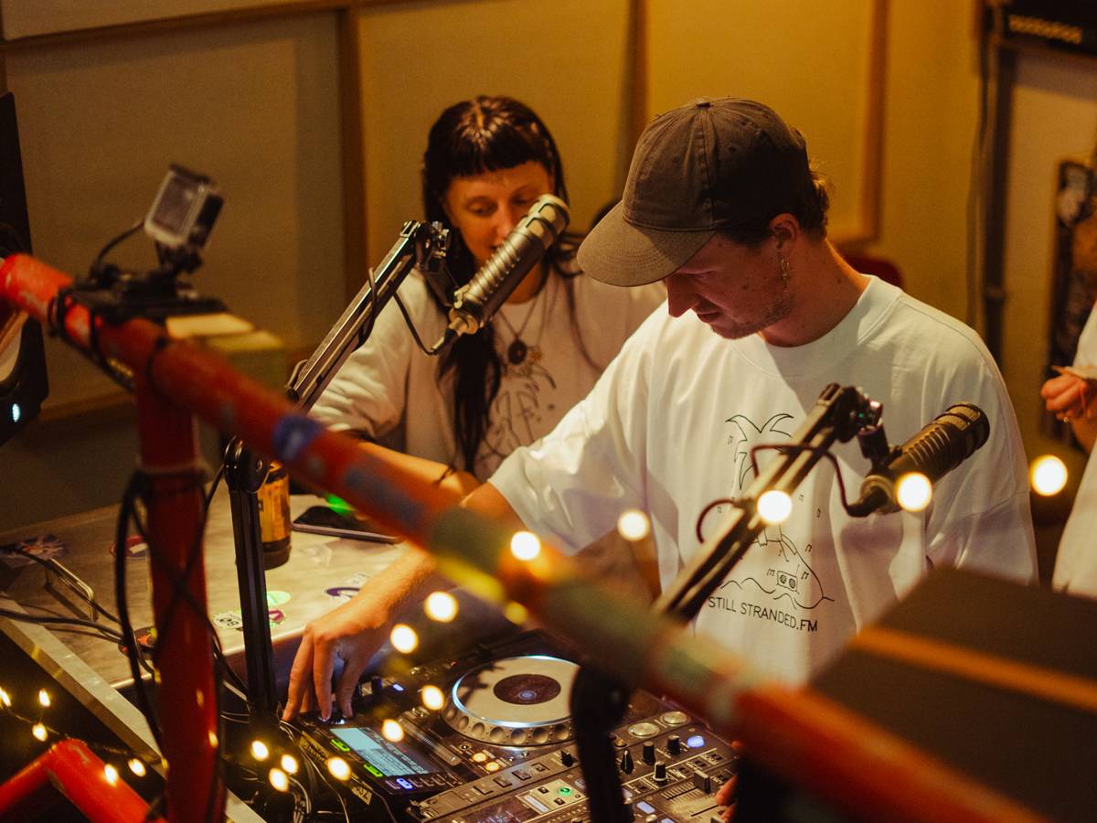 AAN / UIT Live radio bij Stranded FM